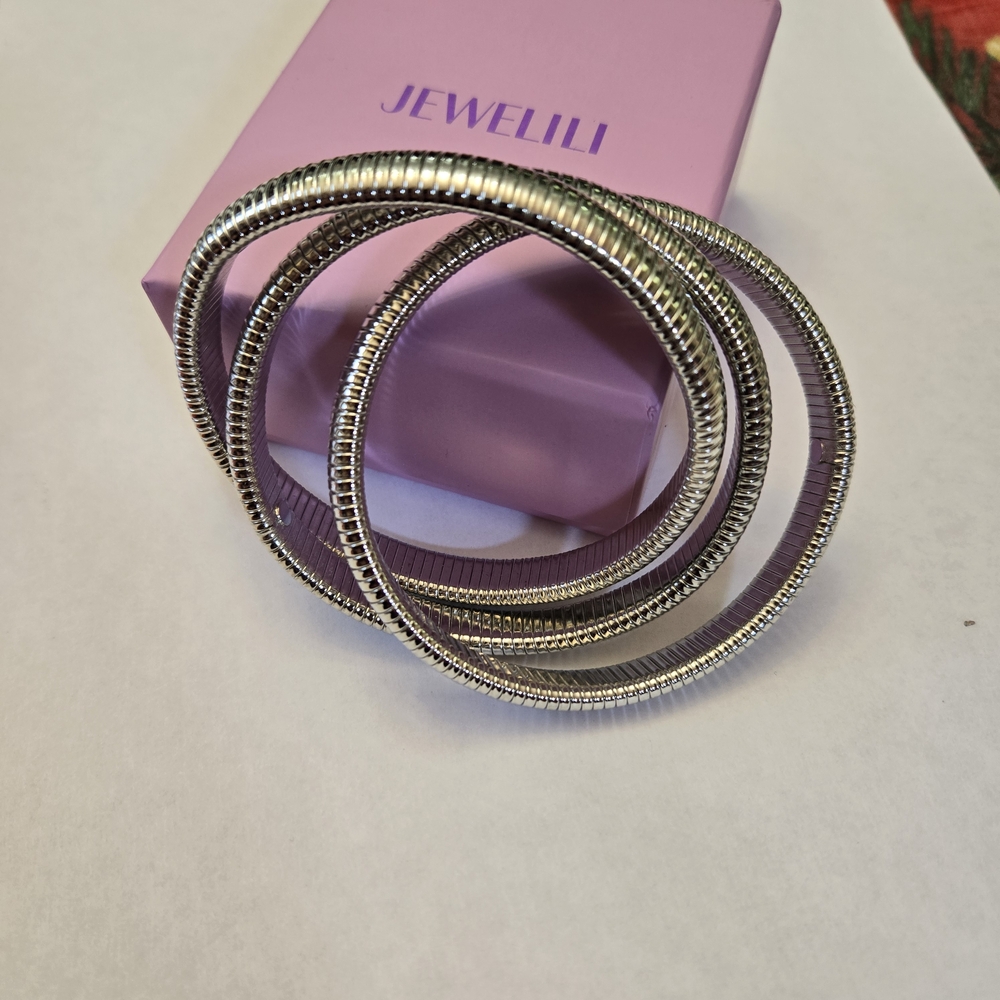 Interlocking Omega Bracelet - Picture 8 of 10
